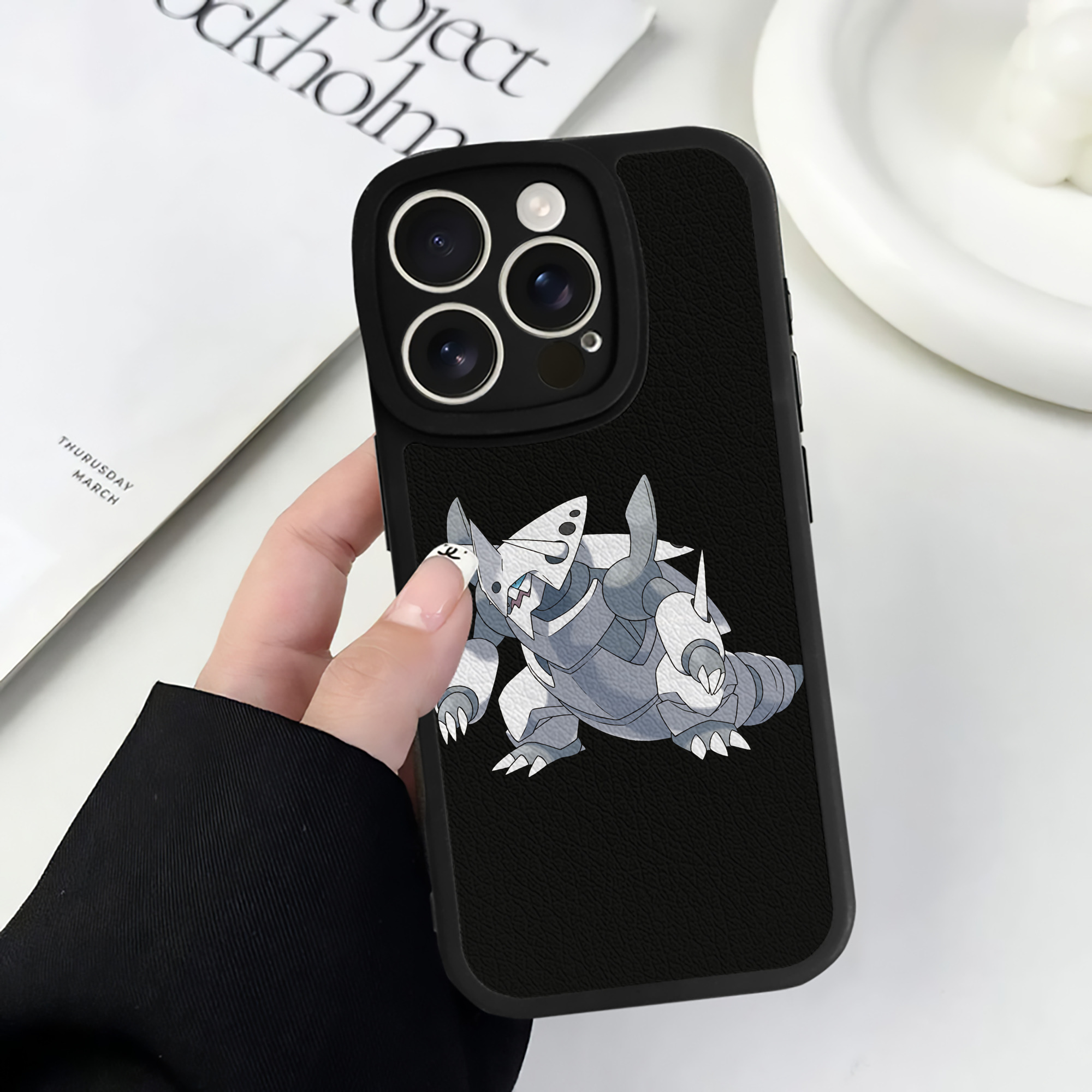 （画像用） ポケットモンスター Pokémon 【iPhone 16シリーズ対応】シリコンスマホケース（レザー調） 材質：シリコン